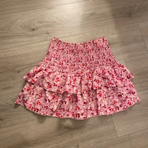 Kjol - Jätte fin kjol nu till sommaren, aldrig använd💕
