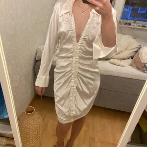 Vit satin klänning zara - Vit figurnära klänning från zara i satin. Sitter jättefint och är nästan helt oanvänd! Det är size M men tycker den är väldigt liten i storleken så passar xs och s