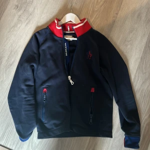 Moncler cardigan  - Moncler cardigan i storlek M 