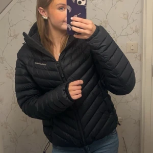 Peak performance jacka  - Säljer min jättefina peak performance jacka då den är för stor. Den är i jättebra skick, därflr säljer jag den för detta pris. Den är varm och skön till vintern men även nu till våren.🥰