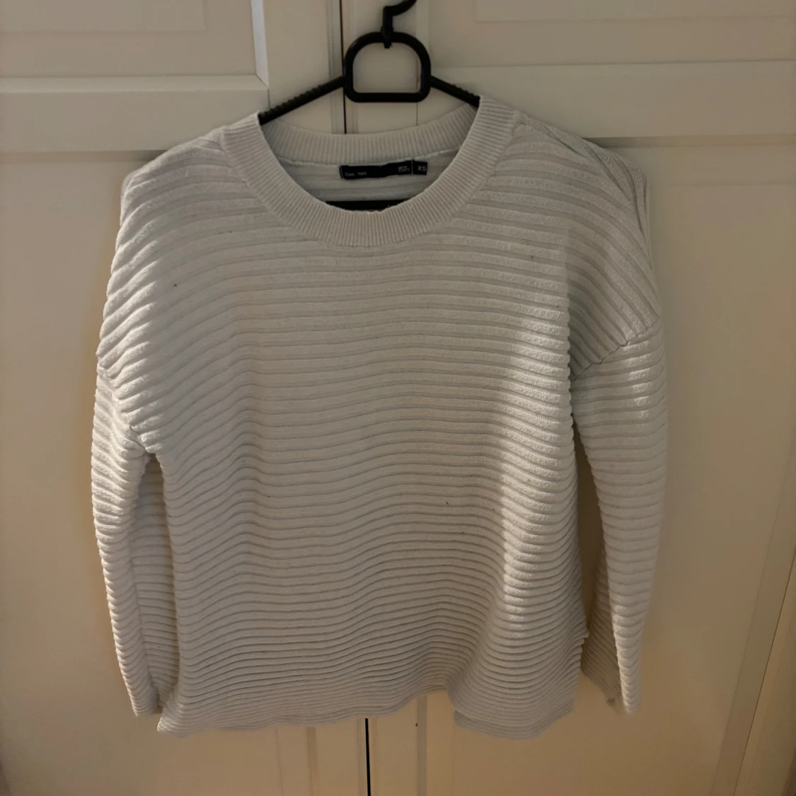 Vit stickad med mönster