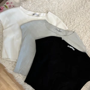 Zara toppar - 3 toppar från Zara. Storlek M. Gråa aldrig använd. De andra 2 använda 1-2 gånger. Som nya. Supersköna stretchiga. Alla tre för 300kr en för 120kr