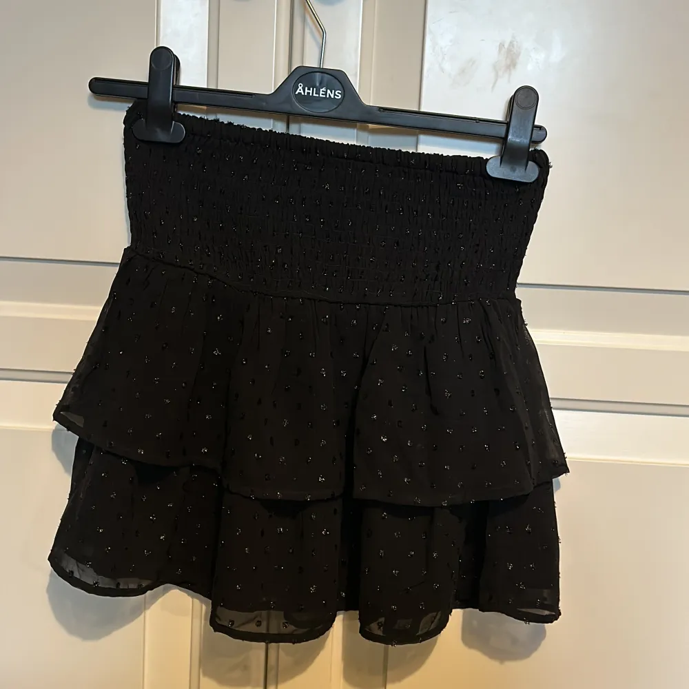 Säljer denna fina kjolen från Gina Young! Den är använda en gång, väldigt bra skick och inga defekter. Jättefina att även använda som en topp. Den är i storlek 158/164 men passar som en XS/S. 🖤. Kjolar.