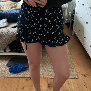 Söt hollister kjol  - Somrig kjol med inbyggda shorts. 