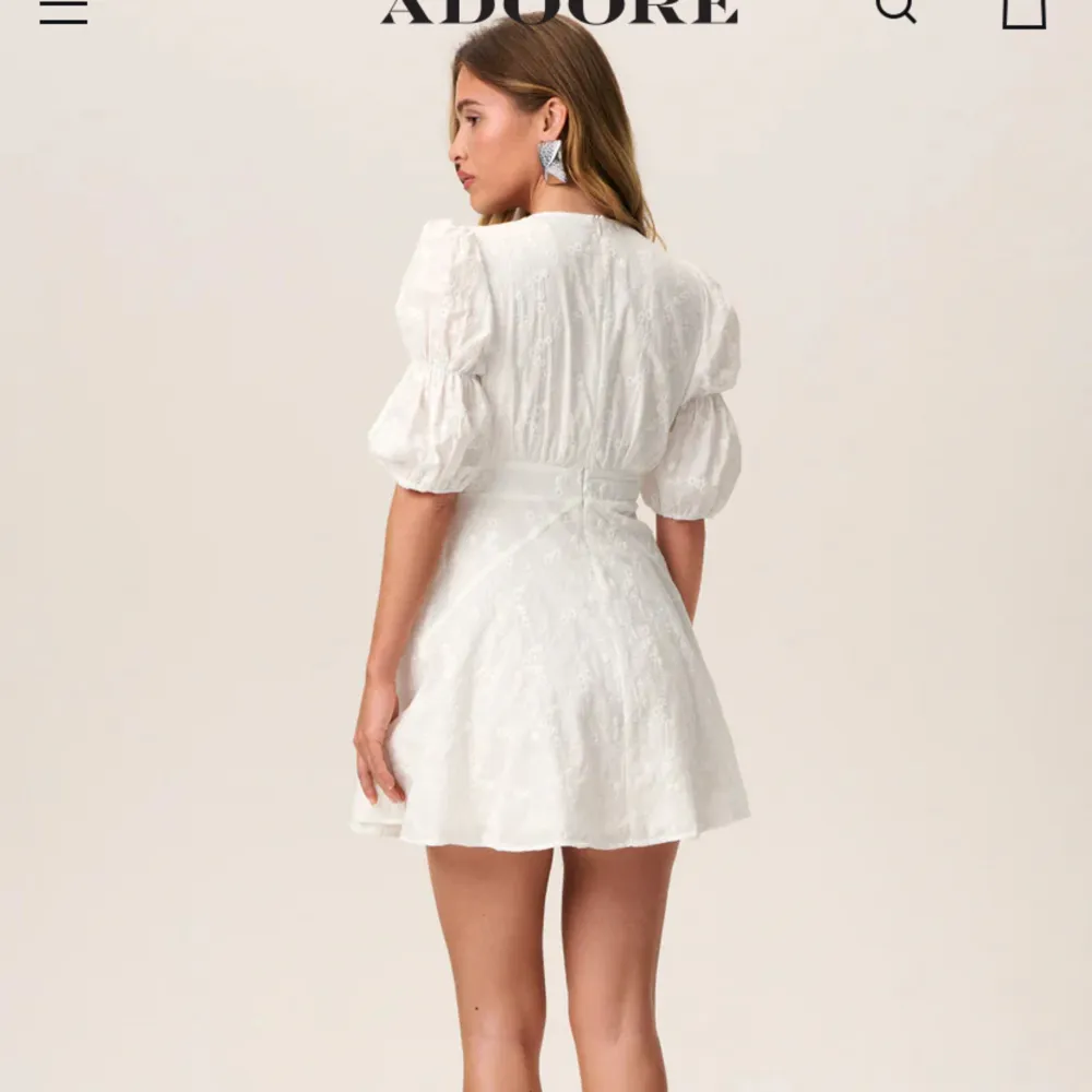 Säljer denna super härliga klänningen, perfekt till studenten!💕💕 Helt oanvänd med prislapp kvar. Helt slutsåld på hemsidan !!. Klänningar.