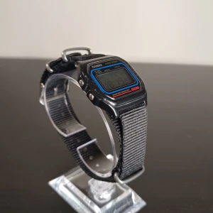 Casio W-50 - En av casios mest retro modeller, Casio w-50. Fint skick på ett nytt nato-band. Få repor, använt skick. Batteri funkar. 