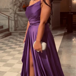 Festklänning lila - Säljer denna fina klänning från Mr&Mrs, klänningen är i storlek 38/40.