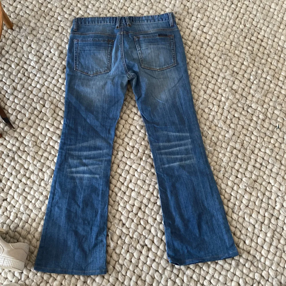 väldigt fina flågmidjade flare jeans från ett märke som heter Zoul, andvända cirka 5 gånger men säljs då de inte andväns längre. pricet kan självklart diskuteras vid snabbt köp. strl 28. Jeans & Byxor.