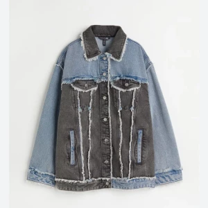 Jeansjacka hm  - Slutsåld cool jeansjacka från hm som är använd fåtal gånger. Sitter som en xs/s. 🤍