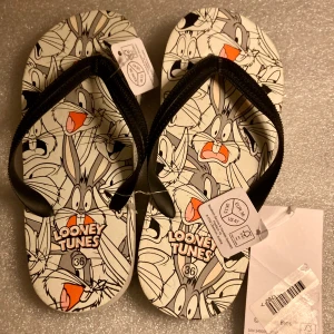 *NY*Flipflops/Badskor, Stl 36, Fr Warner&Bros - Looney Tunes, Nya med lapp.