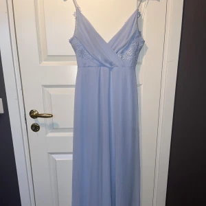 Balklänning - Jättefin klänning som är ifrån bubbleroom. Använd 1 gång och är i storlek 34, har klippt upp den själv så den passar 160 cm 