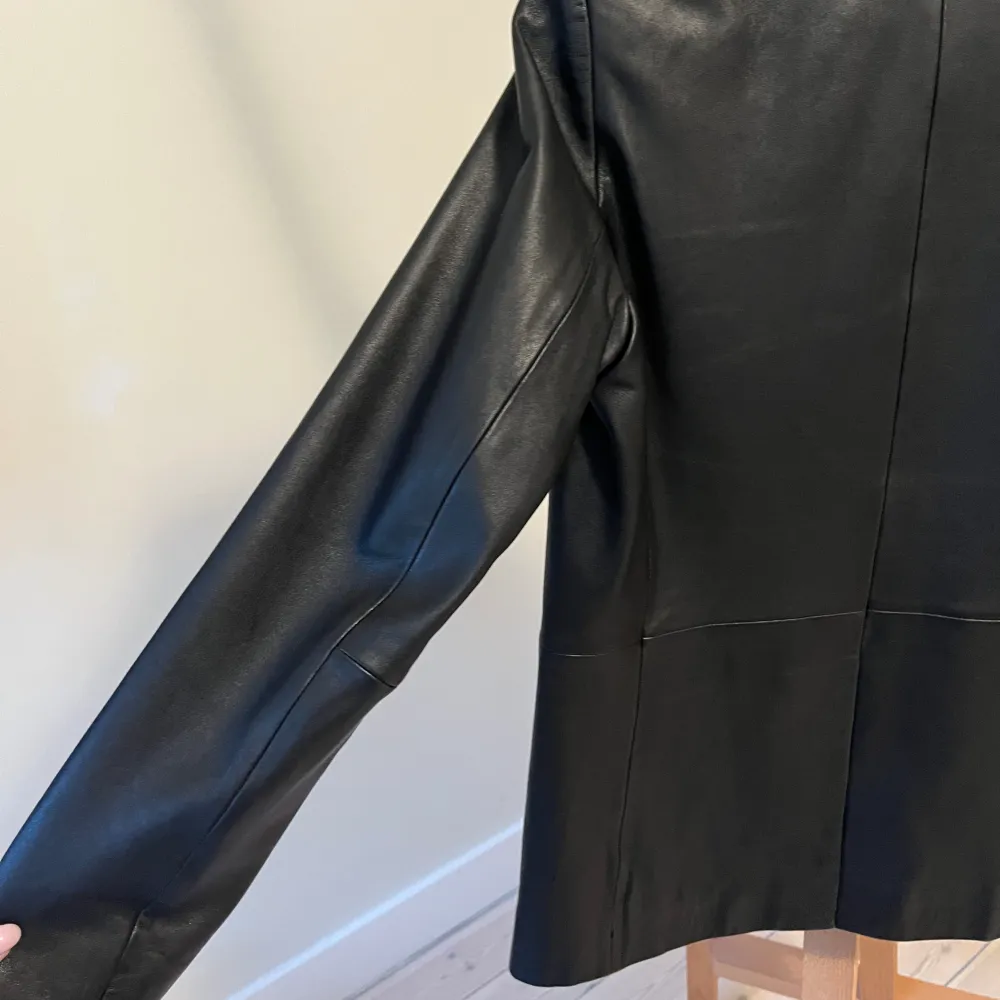 Blazer style leather jacket -Maje 100% lamb leather Size FR 36 Used very little, great conditions. Original price 4200 sek. Jackor.