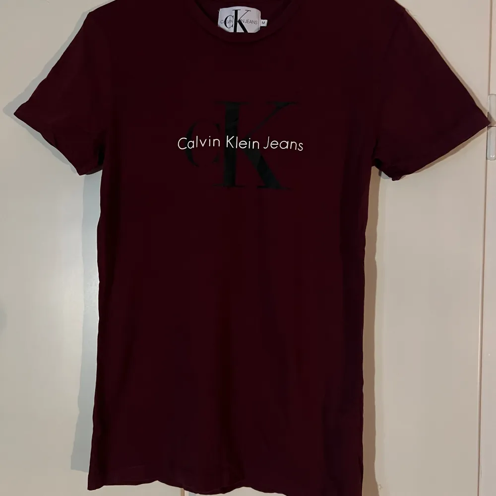 Vinröd t-shirt från calvin Klein Använd max 5 ggr. T-shirts.