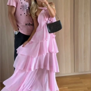 Felicia Wedin x VEROMODA  - Super populära klänningen från VEROMODA x Felicia Wedin💕 Helt slutsåld överallt, Är i storlek L men passar även M (sista bilden visar hur den sitter på mig, har vanligen XS) 🥰 Har även klänningen i XS i blå och grönt i min profil💕