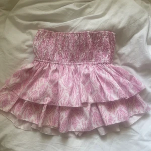 Meet me there kjol - Rosa mönstrad volang kjol från Meet me there, använd fåtal ggr! Nypris är runt 500 men finns inte längre att köpa💓Den har inbyggda shorts!