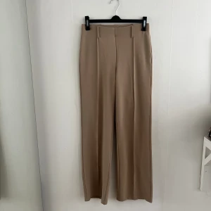 Kostymbyxor från Gina Tricot - Raka kostymbyxor från Gina, nästan aldrig använd. I jättefint skick. 