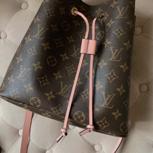 Väska  - Väska i nyskick  Kommer ej till användning