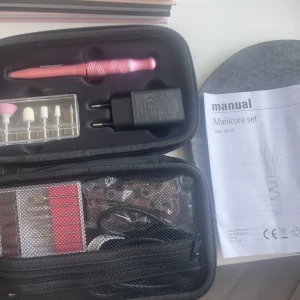 Nagel elfil - Säljer denna elfil från kjell & company pga att jag fått en annan. Ej använd. Till för filning, gelé, akryl osv. Hög och bra rotationshastighet, ingår 26st slipringar och 10st olika sliphuvuden. 💕