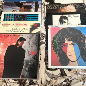 9 stycken gamla lo skivor - Säljer dessa då den alldrig används. Skivorna är fina o skicket e perfekt. Möts upp i björkhagen eller skanstull. Tar endast Swish. Kom med bud. Endast upphämtning