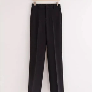 svarta kostymbyxor  - Jättefina kostymbyxor från lindex i modellen Fiona. Dessa är dem med extra långa ben och är just nu slutsålda på deras hemsida 💕