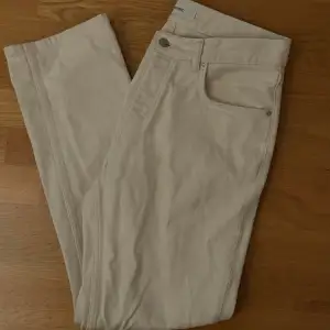 Ett par snygga vita byxor som passar perfekt nu när sommaren närmar sig. Är endast använda ett fåtal gånger och säljer nu eftersom att dem inte längre passar. Vid frågor eller för fler bilder är det bara att höra av er! 