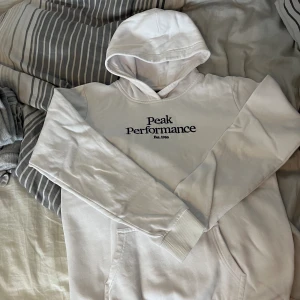 Peak performance hoodie - Haft den i 1 och halvt år och är i väldigt bra skick fortfarande Passar S och XS