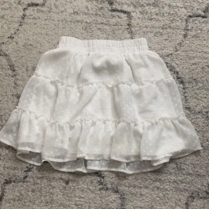 vit kjol - jätte fin vit kjol t sommaren! kjolen är från new yorker och har inga skador alls! Xs men passar även S skulle jag säga