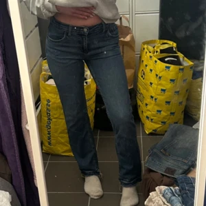 Midwaist Levis jeans  - Supersnygga Levis jeans! Säljer då dem tyvärr är förstora på mig(det är min kompis på bilderna) jeansen är i barnstolek(Stl: 170) Därav har dem resårband i midjan som man kan dra åt! Pris kan diskuteras💕