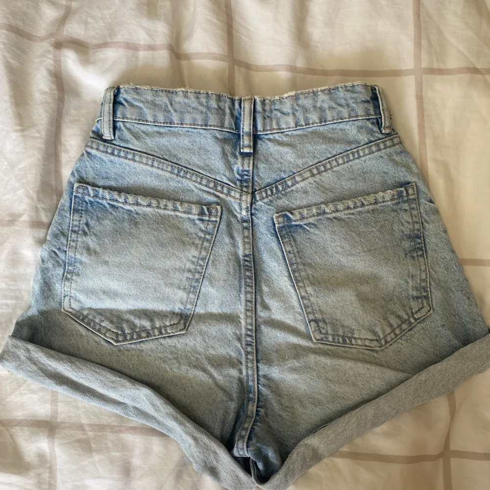 Skitsnygga jeansshorts ifrån zara som tyvärr är för små på mig💓. Shorts.