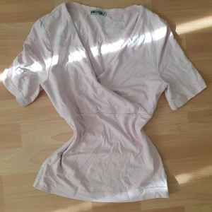 Rosa t shirt - Rosa vintage t shirt! Jättegullig rosa vintage tröja från märket habana. 💕 använt fåtal gånger och säljer pga får ej användning av den. Färgen är liite starkare i verkligheten! Perfekt nu till sommaren