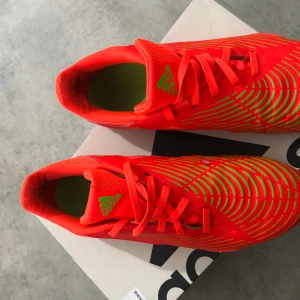 Adidas Predator  - Använt 2 gånger  helt ny  Frakten på er Diskutera priset  