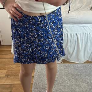 Omlott kjol från Zara, passar perfekt till allt 💙utan defekter 