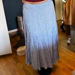 Blommig långkjol - Blommig långkjol perfekt till sommaren