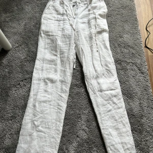 Vita linnebyxor  - Fina byxor i storlek S, från designbysi men det fanns inte som märke!