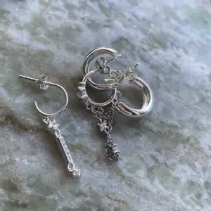 Ett par från Glitter + två enskilda örhängen från prim- rosé jewellery i jätte bra skick💞