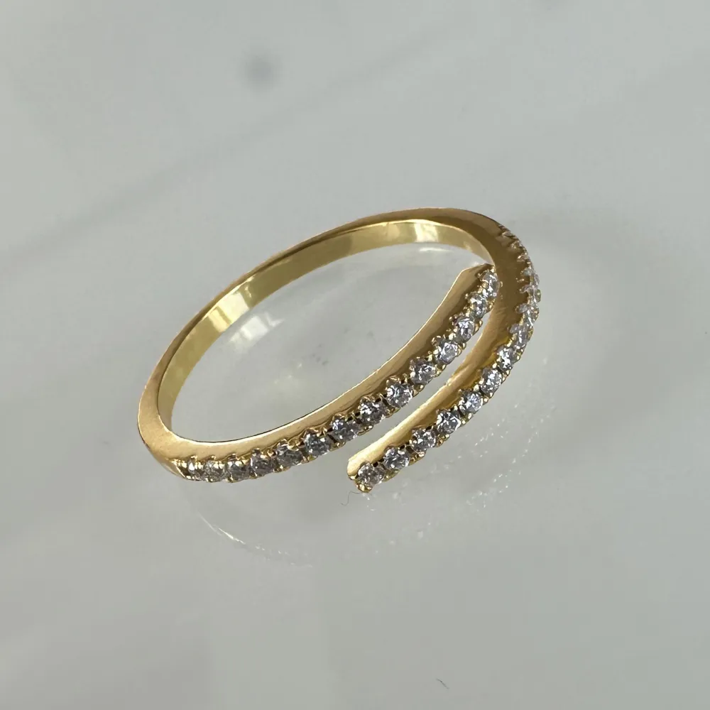 Svep in dig i glittrande stil med skimrande bandring i sterlingguld. Elegant, stilren och slående – den här asymmetriska ringen är en fräsch twist på en klassisk design och utgör ett fantastiskt tillskott till din look.. Accessoarer.
