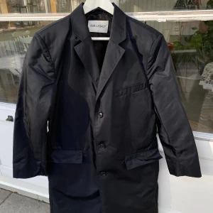 Our Legacy Svart Rock  - Hej, säljer en sjukt snygg croppad rock från Our Legacy i helsvart ”patent/glansigt” material. Bekväm & snygg passform. Size 48/M och True To Size. Nypris var 6500kr. Sparsamt använd, fint skick utan skador. DM för fler bilder & info. Hör av er! 