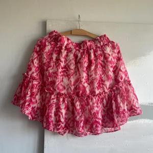 Kort kjol - Fin sommarkjol med lite glittriga detaljer. Storlek L men skulle säga att den passar S-L