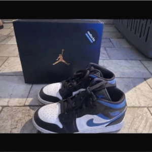 Air Jordan 1s mid  - Ja säljer mina jordan 1s i då de inte kommer till användning längre använda fåtal ggr å i mycket bra skick  skriv gärna om de finns några frågor💕