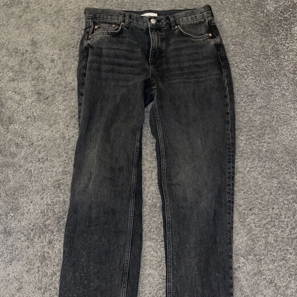 Jeans svarta urtvättade. Lite mer baggy passform. Storlek 36, jeans från ginatricot. Low waist.. Jeans & Byxor.