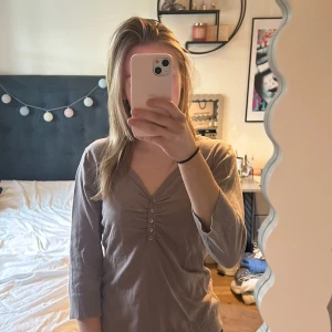 Trekavrts ärmad tröja - Säljer denna fina tröja!!! Den är i storlek L men sitter fint på mig som har storlek XS så den passar de flesta! Den är i fint skick. Färgen är lite brun/beige. Skriv om du vill ha fler bilder🤎Pris kan diskuteras!