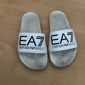 Ea7 tofflor - Säljer dessa ganska smutsiga tofflorna