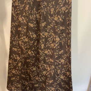 Kjol - Kjolen går till slutet av vaderna