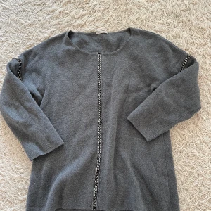 Intimissimi tröja - 3/4 arm med kedjor på framsida och på ärmarna från intimissimi 😊