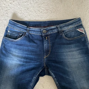 Jeans  - Low waist jeans. Bootcut Replay. Jätte snygga med lite för stora för mig 