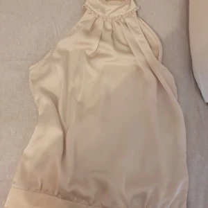 Zara blus - Zara blus i satin material. Använd en gång! Mycket bra skick och inga fläckar ✨️säljer pga lite liten och använder aldrig 💕