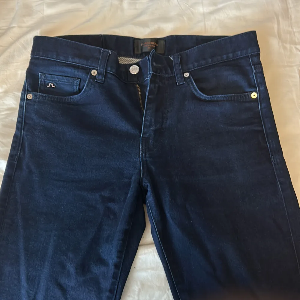 Säljer mina J.Lindeberg jeans som jag inte använder längre. De är i storlek 30/32 men sitter som en 29/32 och sitter ganska slim.. Jeans & Byxor.
