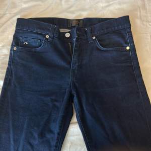 Säljer mina J.Lindeberg jeans som jag inte använder längre. De är i storlek 30/32 men sitter som en 29/32 och sitter ganska slim.