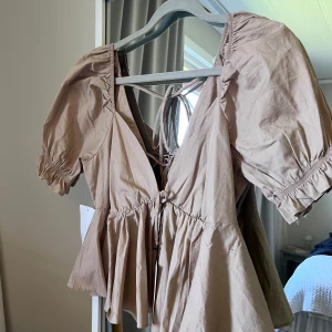 Topp - Söt topp.  Aldrig använd.  Från Nakd, storlek 34.  200:-.