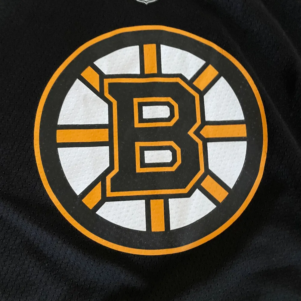 Tjena säljer nu denna snygga Boston ruins tröja. Tröjan är köpt på hockey store i Jönköping för 899kr. Mitt pris 399kr Använd fåtal gånger (5) Har du frågor eller funderingar är det bara att höra av sig Mvh . Tröjor & Koftor.